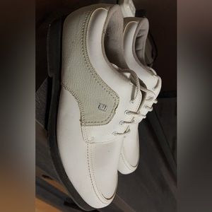 Women’s golf shoes